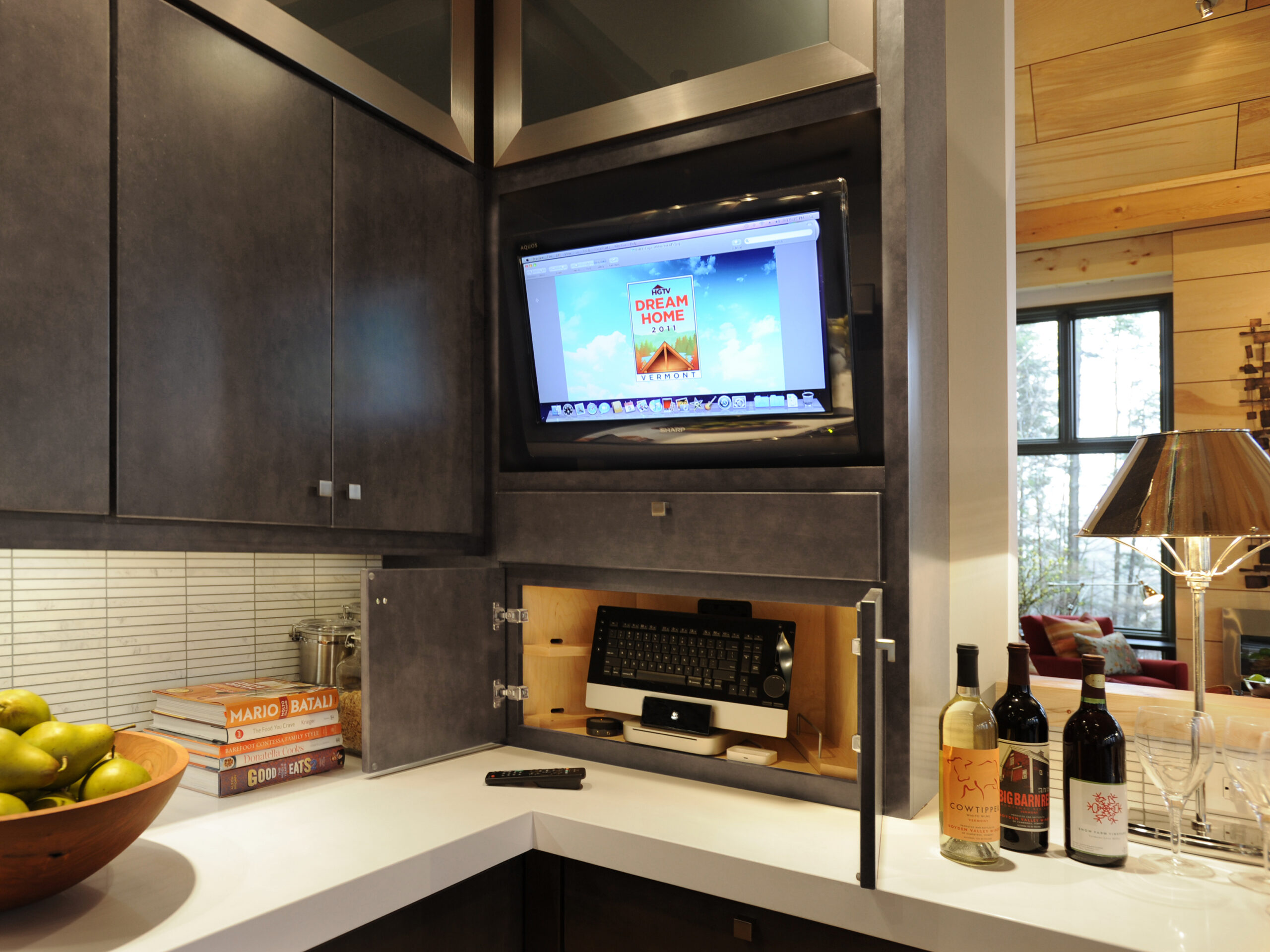 Встроенные телевизоры для кухни. Телевизор на кухне. Встроенный телевизор в кухонный гарнитур. Телевизор встроенный в кухню. Телевизор встраиваемый в кухонный гарнитур.